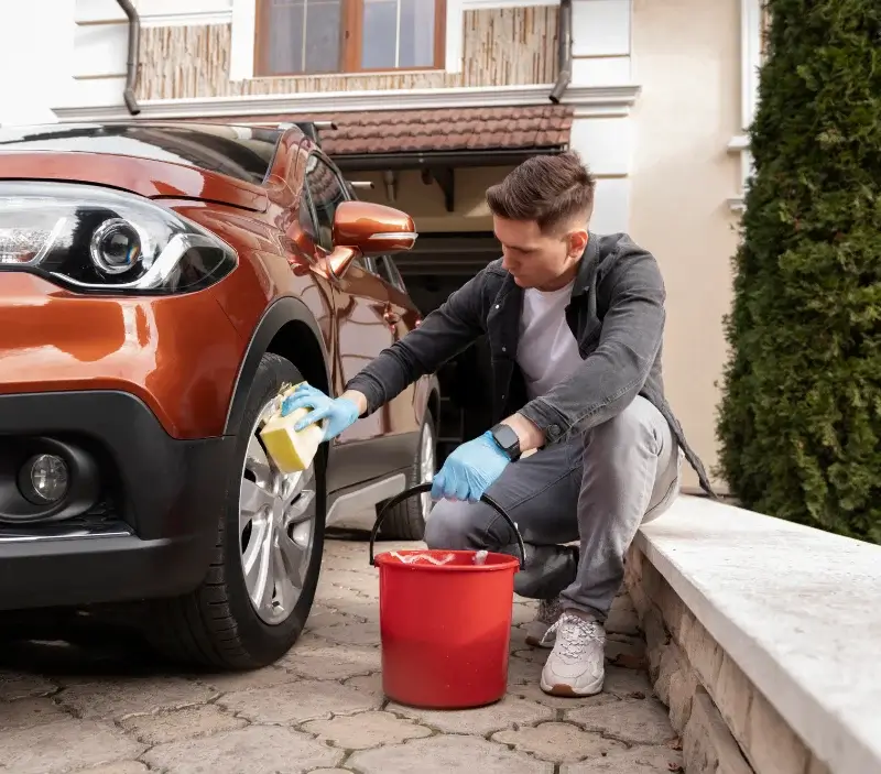 Lavage auto à domicile Lasserre-Pradère : professionnel intervenant sur un véhicule